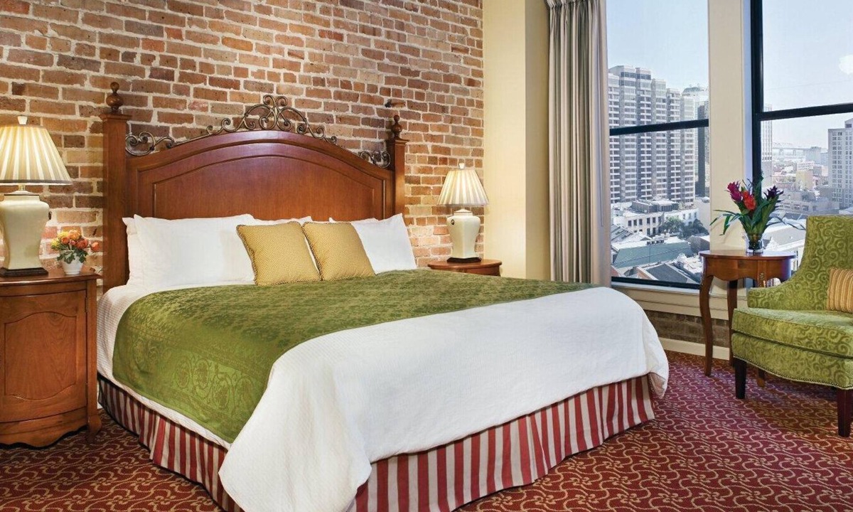 Central Business District Resort | Mardi Gras Central! 4-star resort. King BR+ LR Queen pull-out. Full Kitchen.