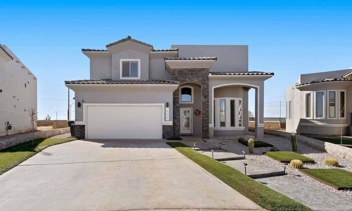 Biggs Field House | Massive Backyard! Tri Level Home 4 Bed 3.5 Bath