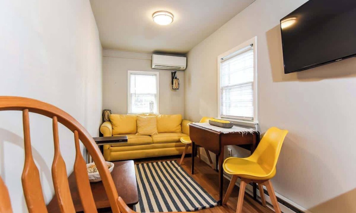 Greensboro Apartment | Mellow Yellow & Cozy!