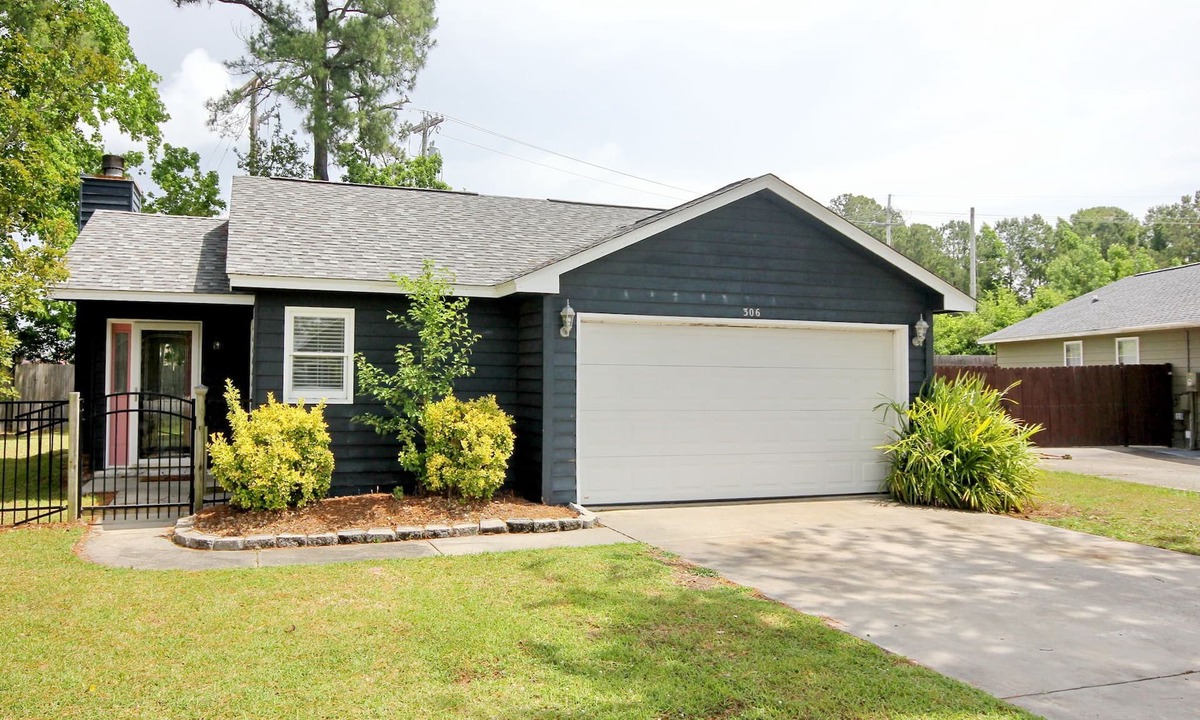 Nixons Crossroads House | "Mermaid Bay" -3 miles to the beach!