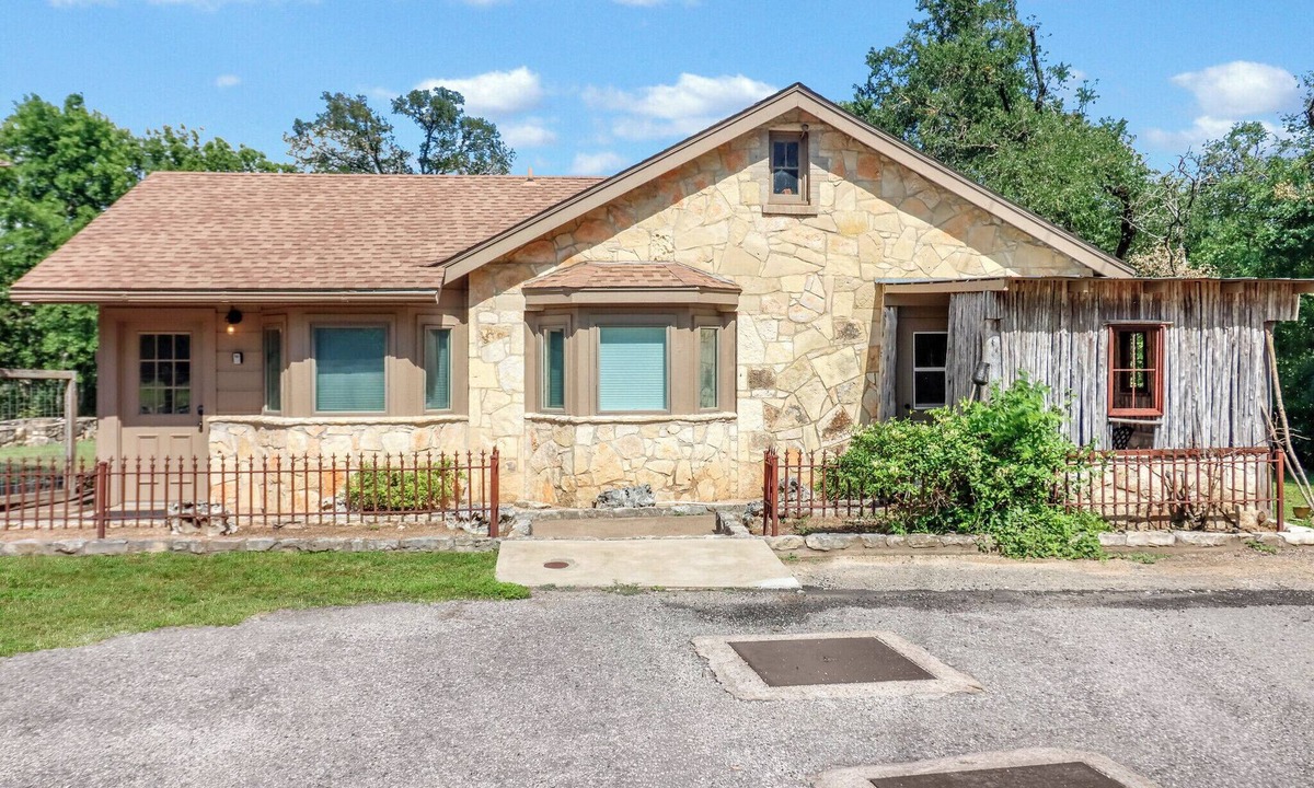 Dripping Springs Cottage | Milk Bath Springs | Pet-Friendly Historic Downtown Cottage