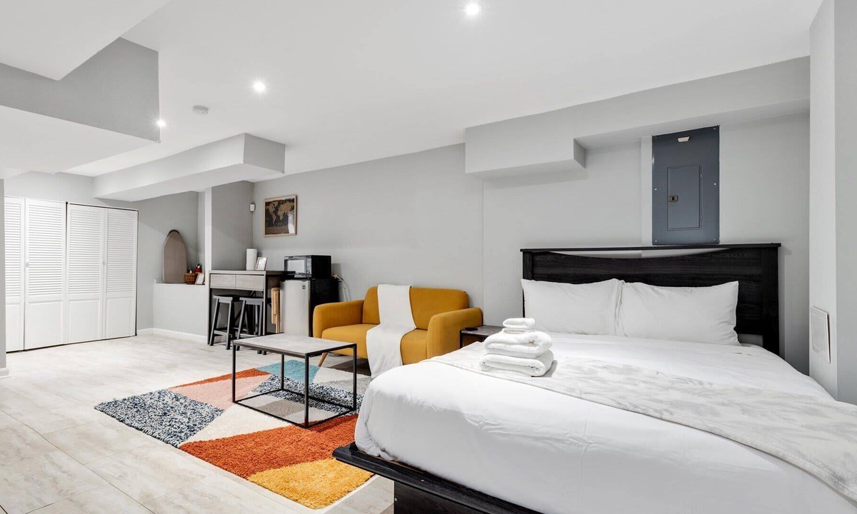 Washington Apartment | Minimalist English Basement : Private Suite