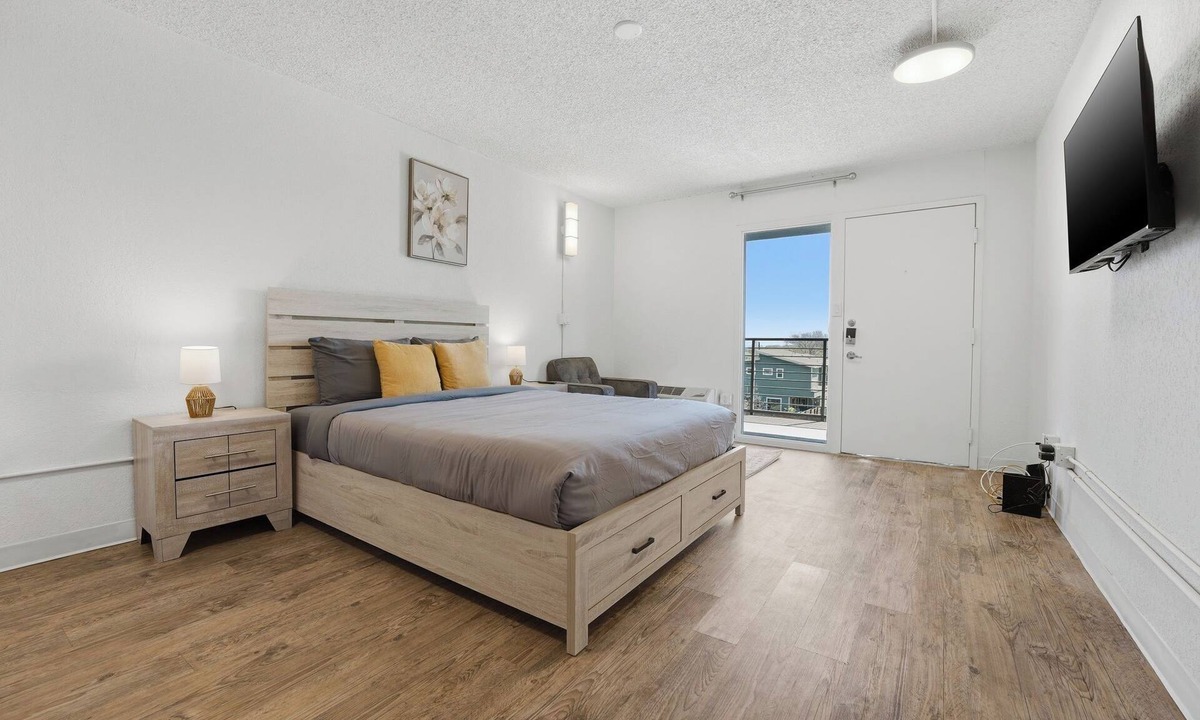 St. Johns Apartment | Minimalist studio with modern design touches