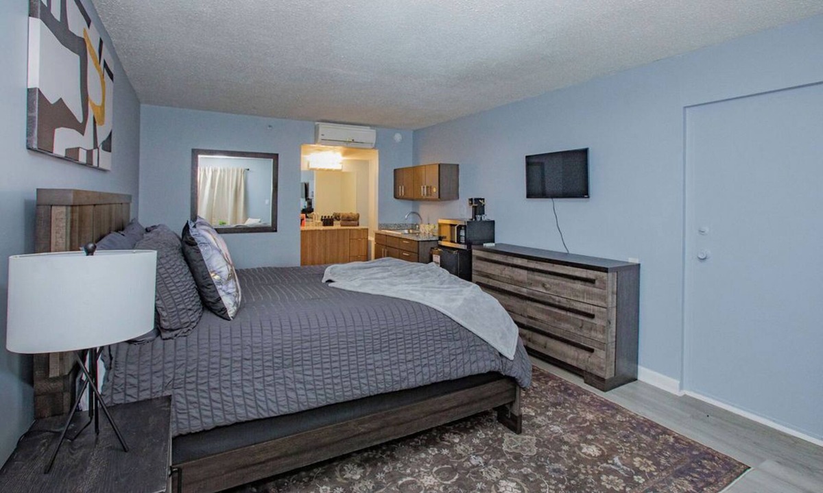 Sheffield Park Apartment | Mins to Uptown*Hospitals*Stadiums*Arenas & Museums