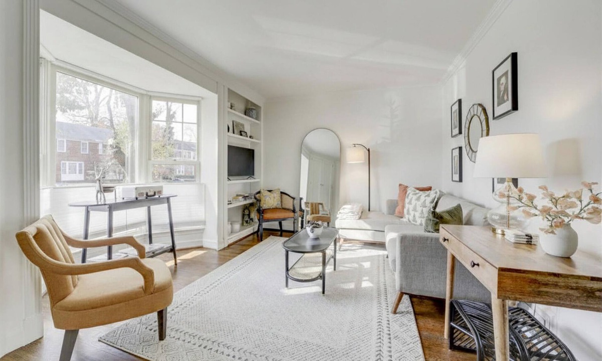 Arlington House | Minutes to DC! Stylish Home with King Bed, Secure Parking & Fire pit!