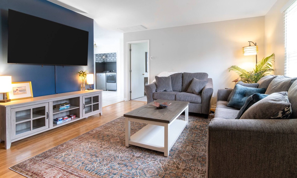 Apex House | Minutes to downtown Apex! Freshly renovated! Sleeps up to 6! Big backyard!
