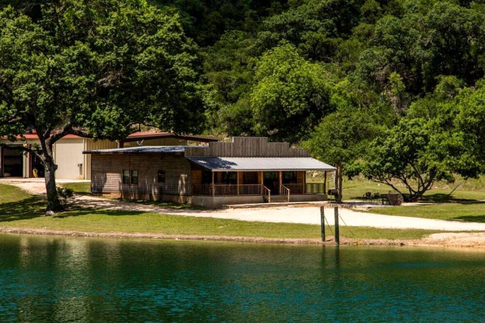 Leakey Cabin | Miracle Lodge | Pool, Hot Tub & Scenic Views in Texas Hill Country