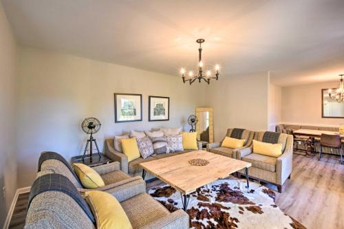 Oakwood House | Mod 'Stable House' on 10 Acres, Walk to Lake!