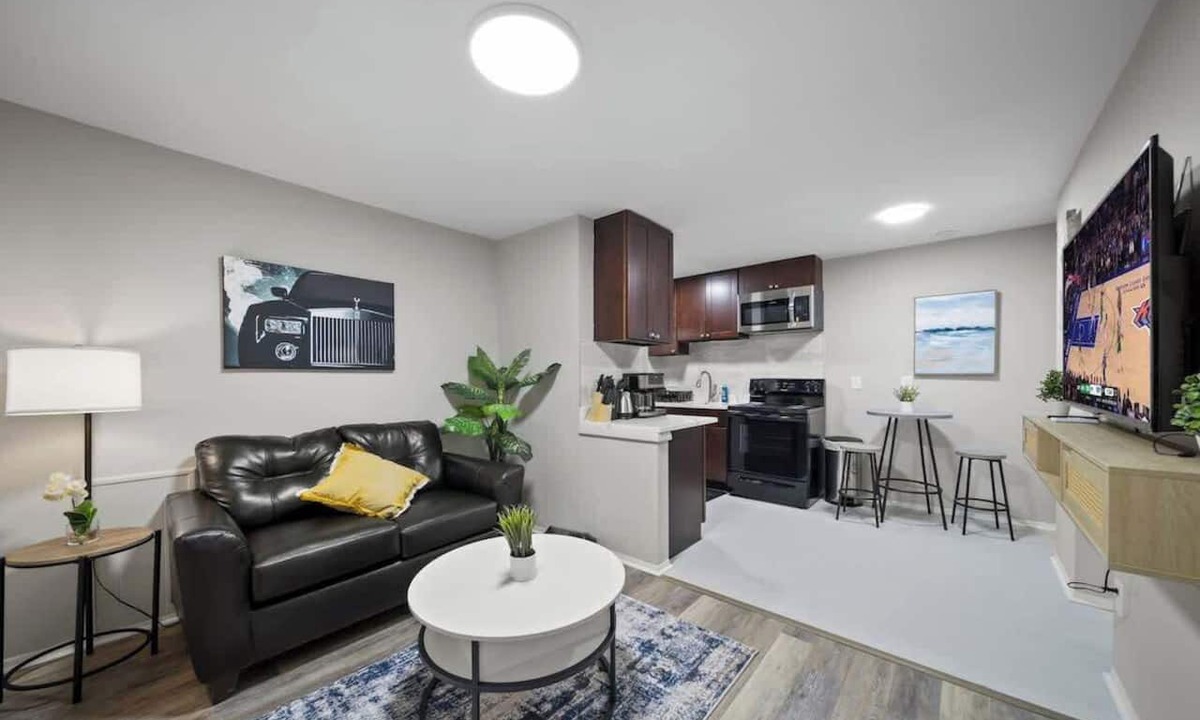 Hazel Park Apartment | Modern 1BD Apartment Near Ferndale
