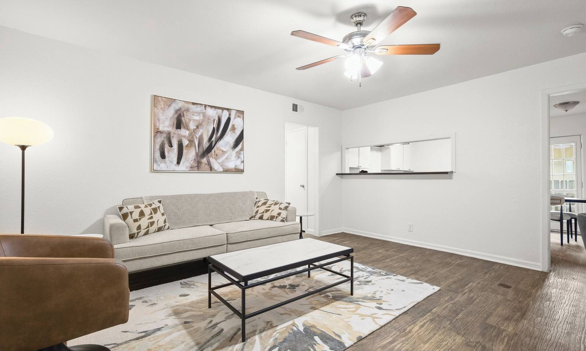 Highland Apartment | Modern 2BR Gem - King Beds - 1G Wi-Fi - Crestview