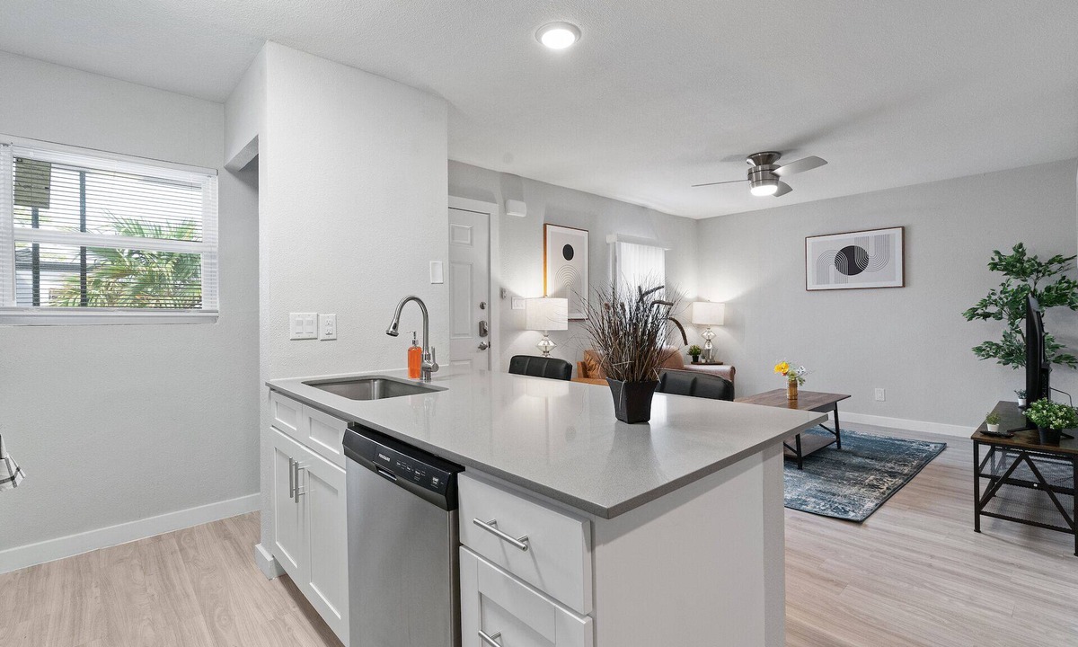 Hyde Park Apartment | Modern 2BR Near UT | Hyde Park | Evonify 4318
