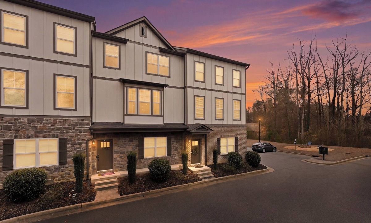 Lilburn House | Modern 3-Story Retreat: Space, Comfort & Quiet -Flexible Check-in & Check-out