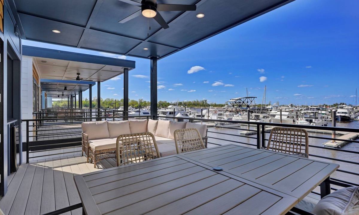 River District House | Modern 3BR Waterfront Houseboat | Walk to Wilmington Riverwalk and Dining