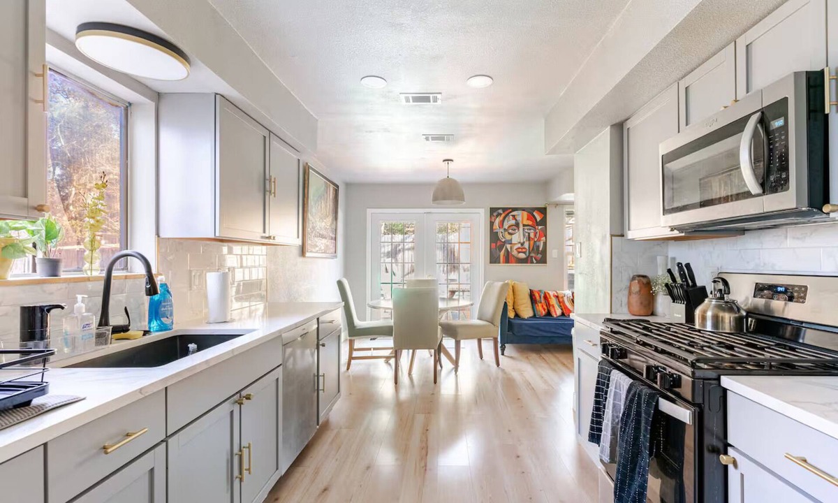Austin House | Modern 4-bedroom, 3-bathroom South Austin some with jacuzzi and putting green