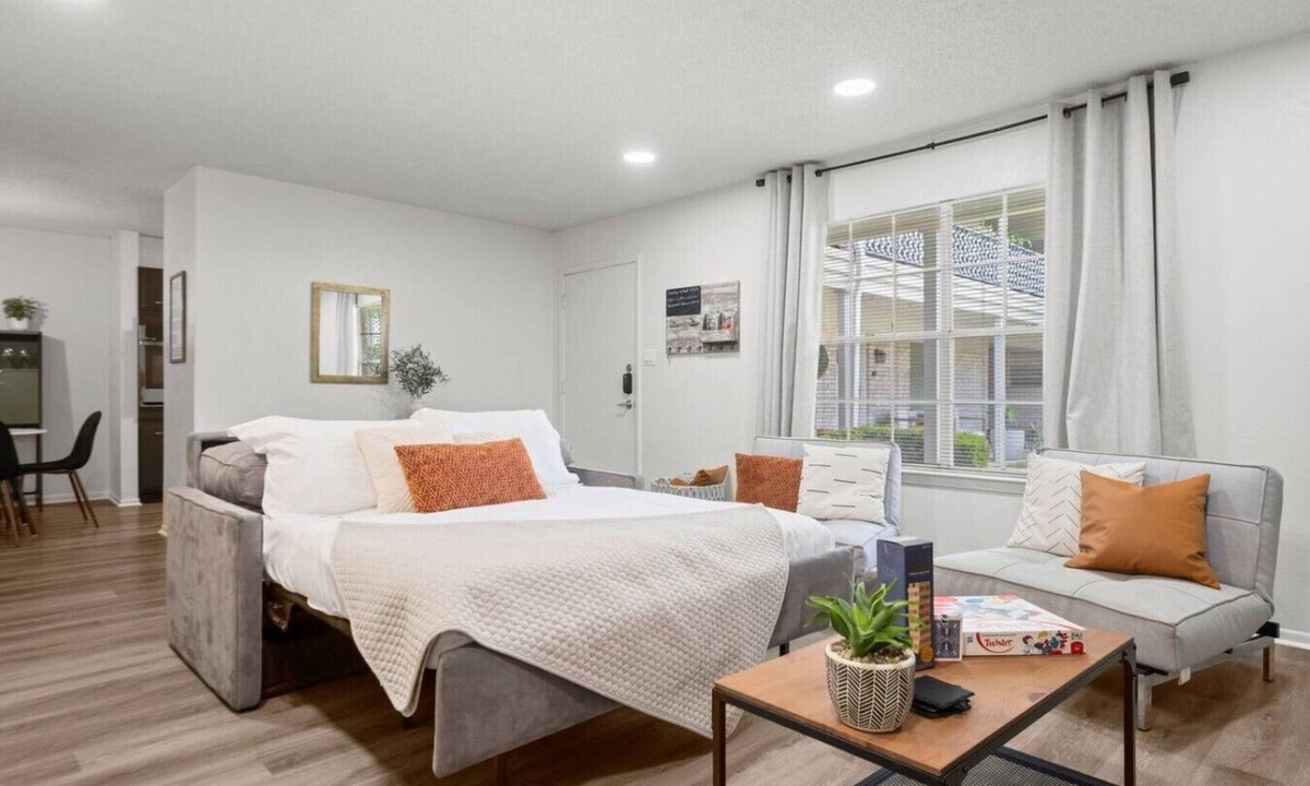 Westover Hills Apartment | Modern Apartment near The Domain