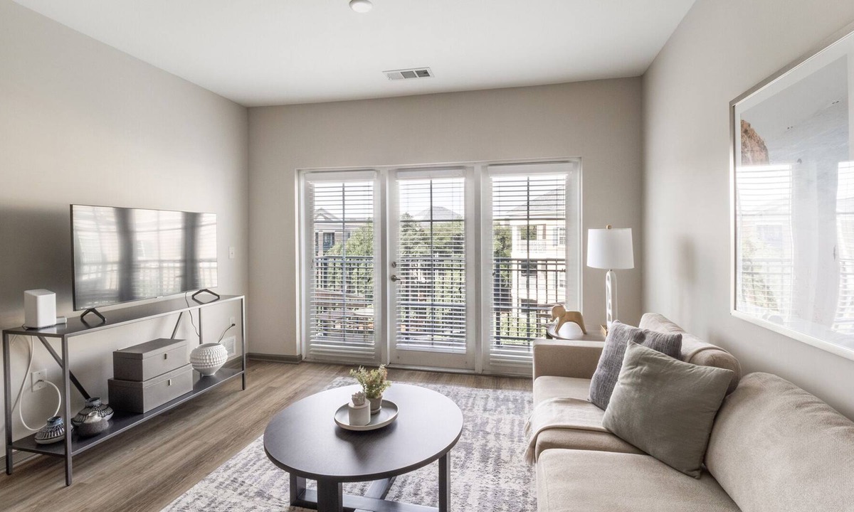 Charleston Apartment | Modern Apartment in Prime Location (ID6812X48)