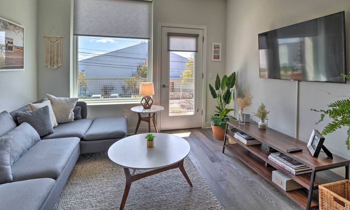 East Cesar Chavez Condo | Modern Chic Condo w/Balcony+Pool, Walk to Downtown