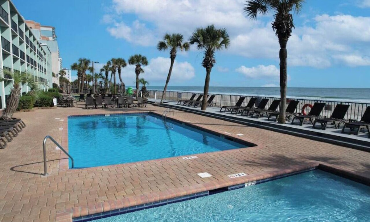 Myrtle Beach Hotel | Modern Condo with Queen Bed, Onsite Swimming Pool, Hot Tub, and Gym Access