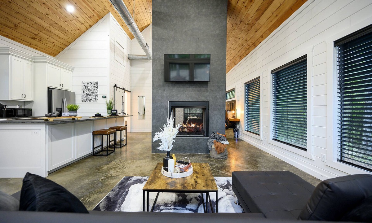 Broken Bow Cabin | Modern Couples Getaway