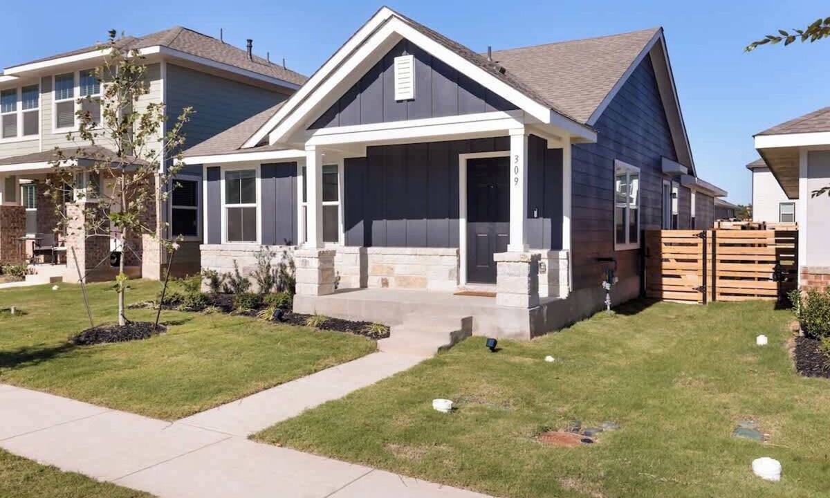 Buda House | Modern Cozy Home - Quiet Street - Sleeps 6