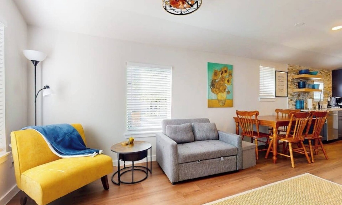 Holly House | Modern cozy house with full kitchen, dining & living area, TV, close to downtown