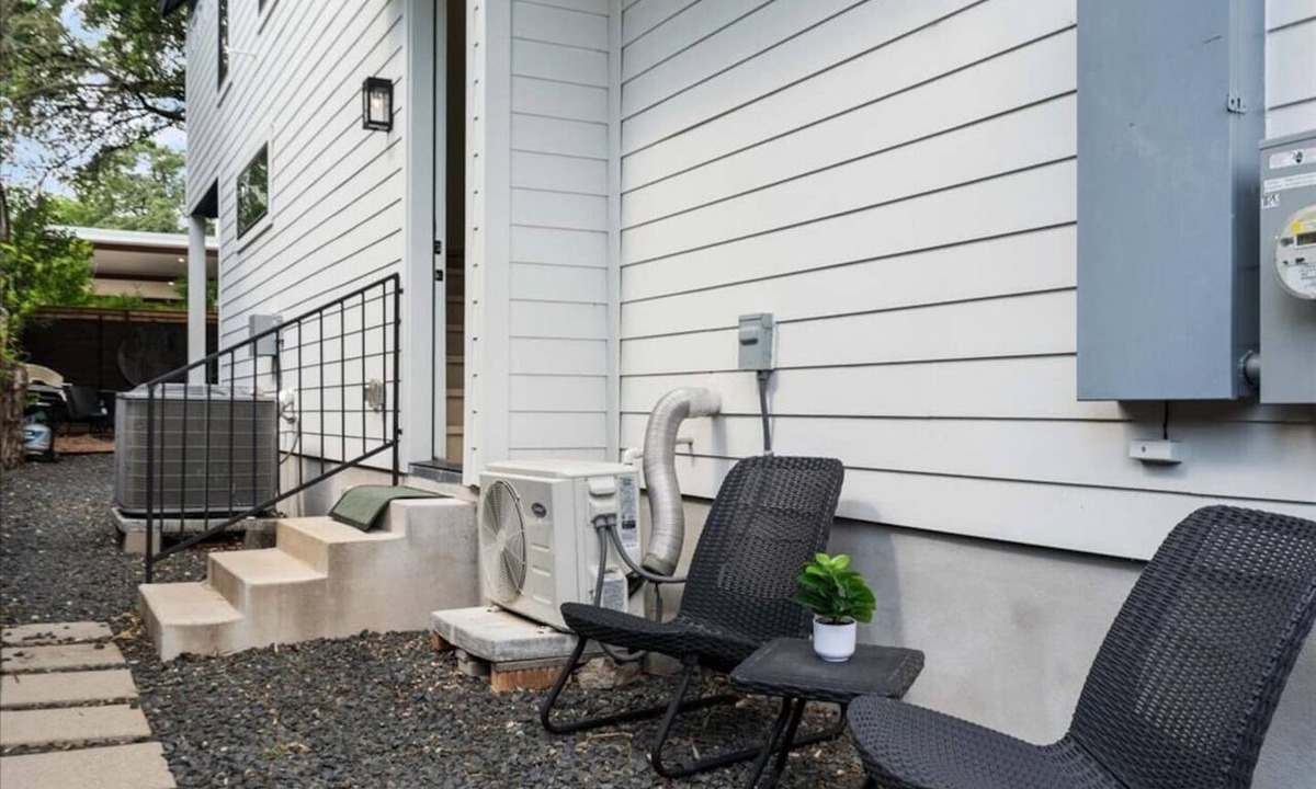 Swede Hill Apartment | Modern Downtown Apt Fast Wi-Fi & Parking