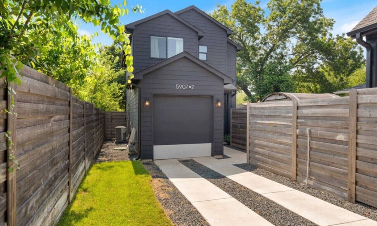 Austin House | Modern Family Comfort | 2BR/2.5BA Sleeps 6