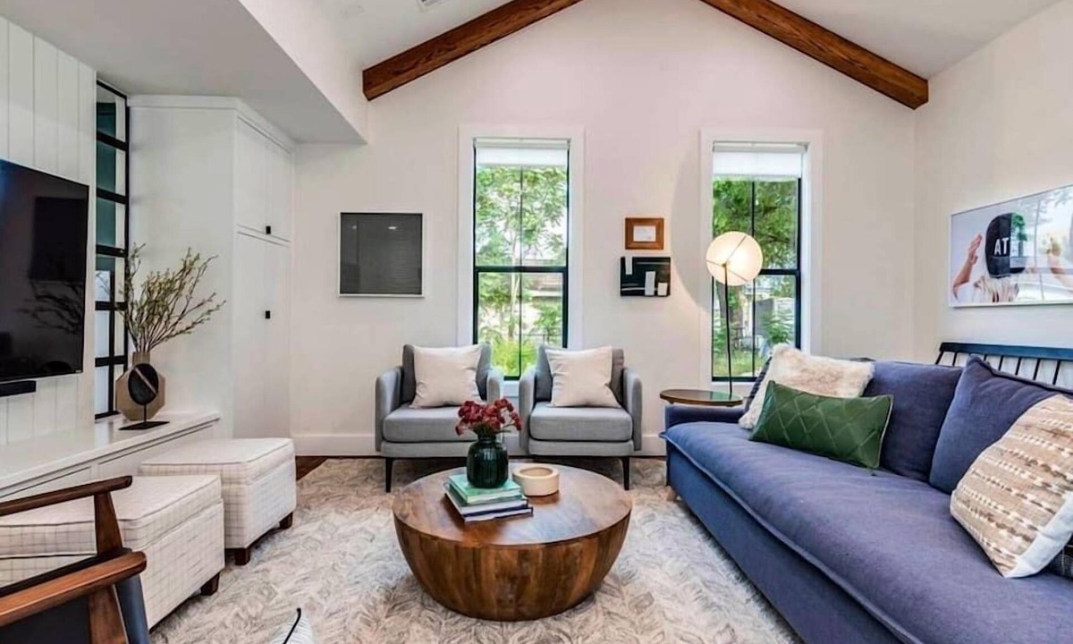 East Cesar Chavez House | Modern Farmhouse with Rooftop Deck Downtown