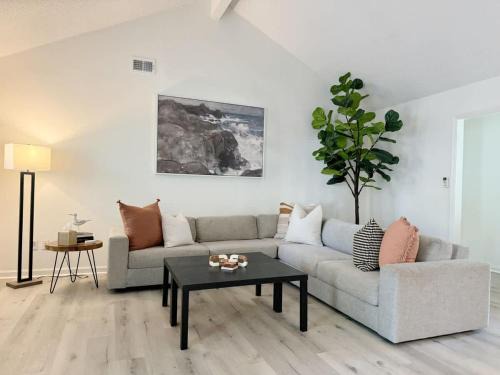 Savannah House | Modern Home Near Beach & City Dog Friendly