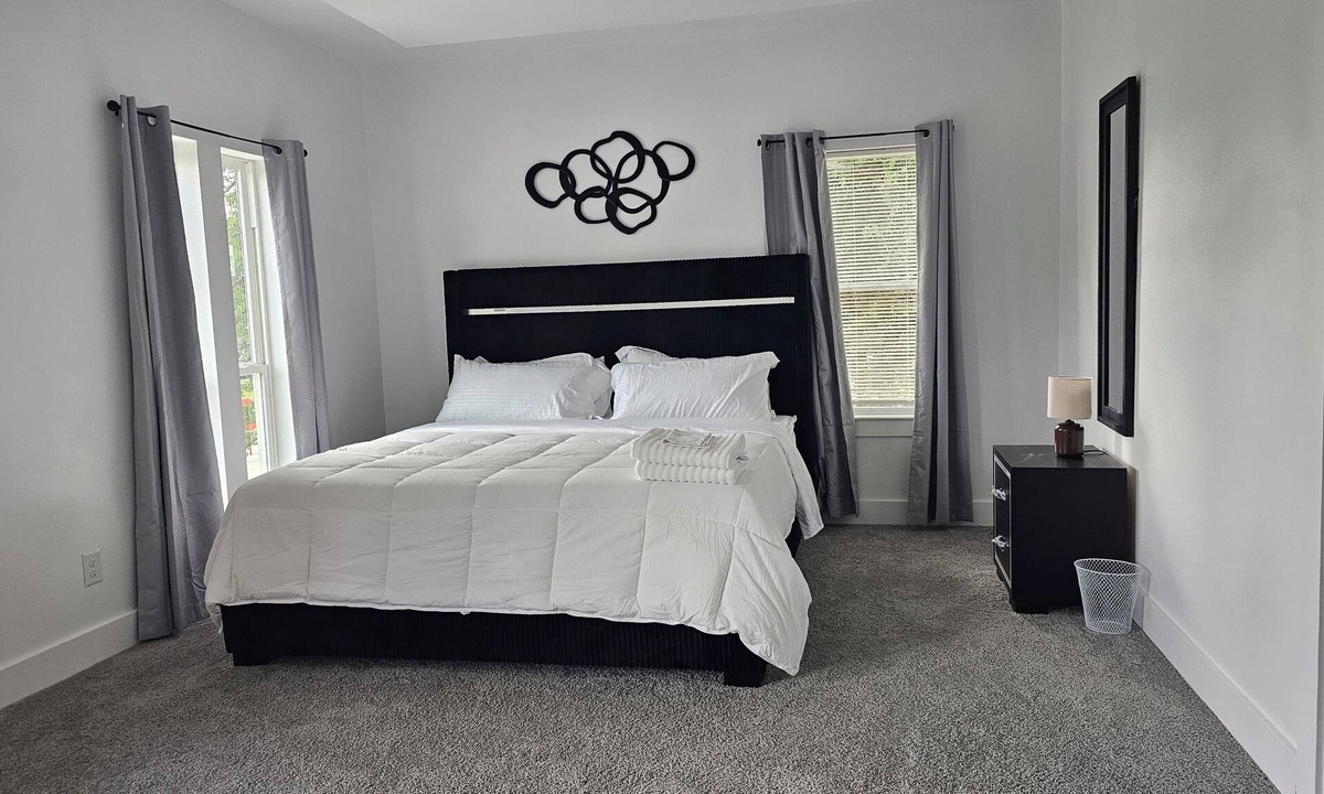 Dallas House | Modern Luxury 4 Bedroom Home Near Downtown Dallas Sleeps 10.