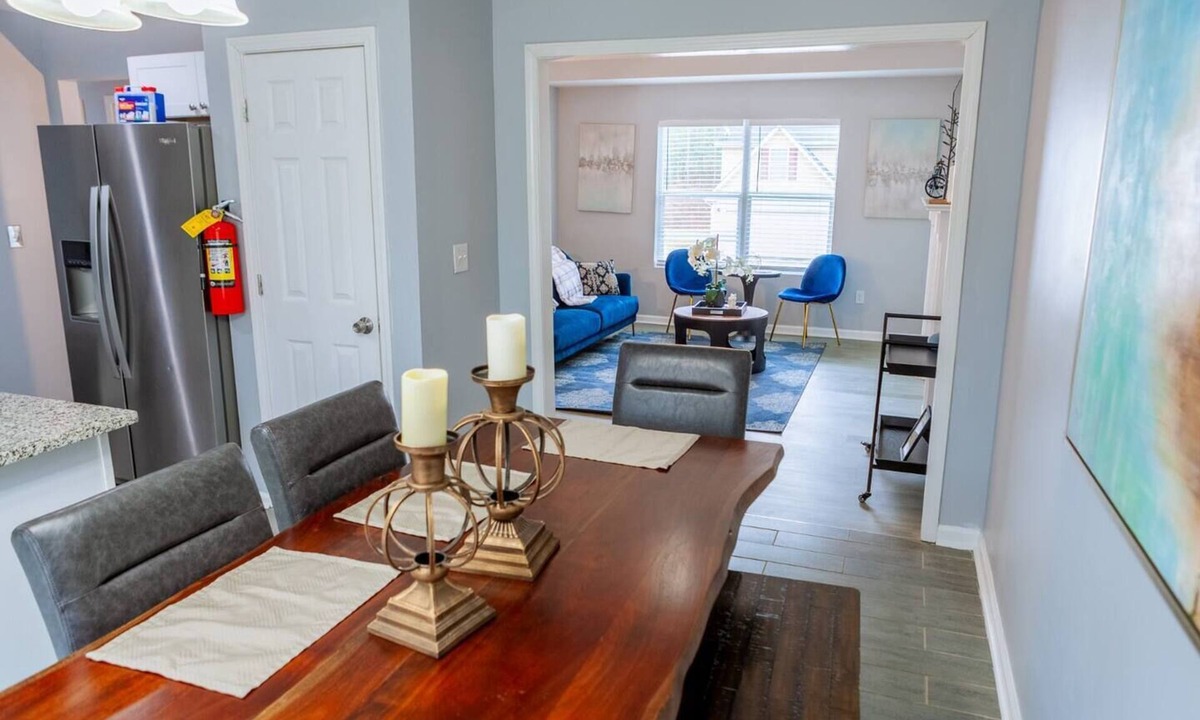 Fairburn House | Modern Oak w/6BD - 3BR Sleeps 12