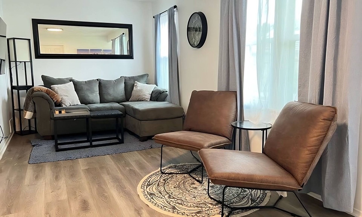 Madison Heights House | Modern & Renovated 3B/1B Home - Quiet & Cozyn