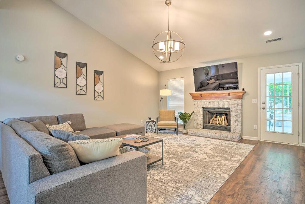 Mount Pleasant House | Modern Retreat - 4 Miles to Isle of Palms Beach!
