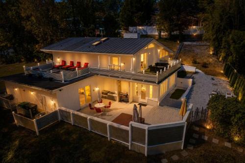 High Point House | Modern Retreat Hot Tub Bar Patio HPU