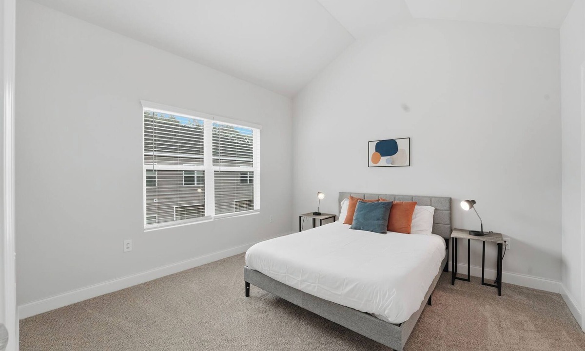 Savannah Apartment | Modern Savannah 2BR Near Shopping