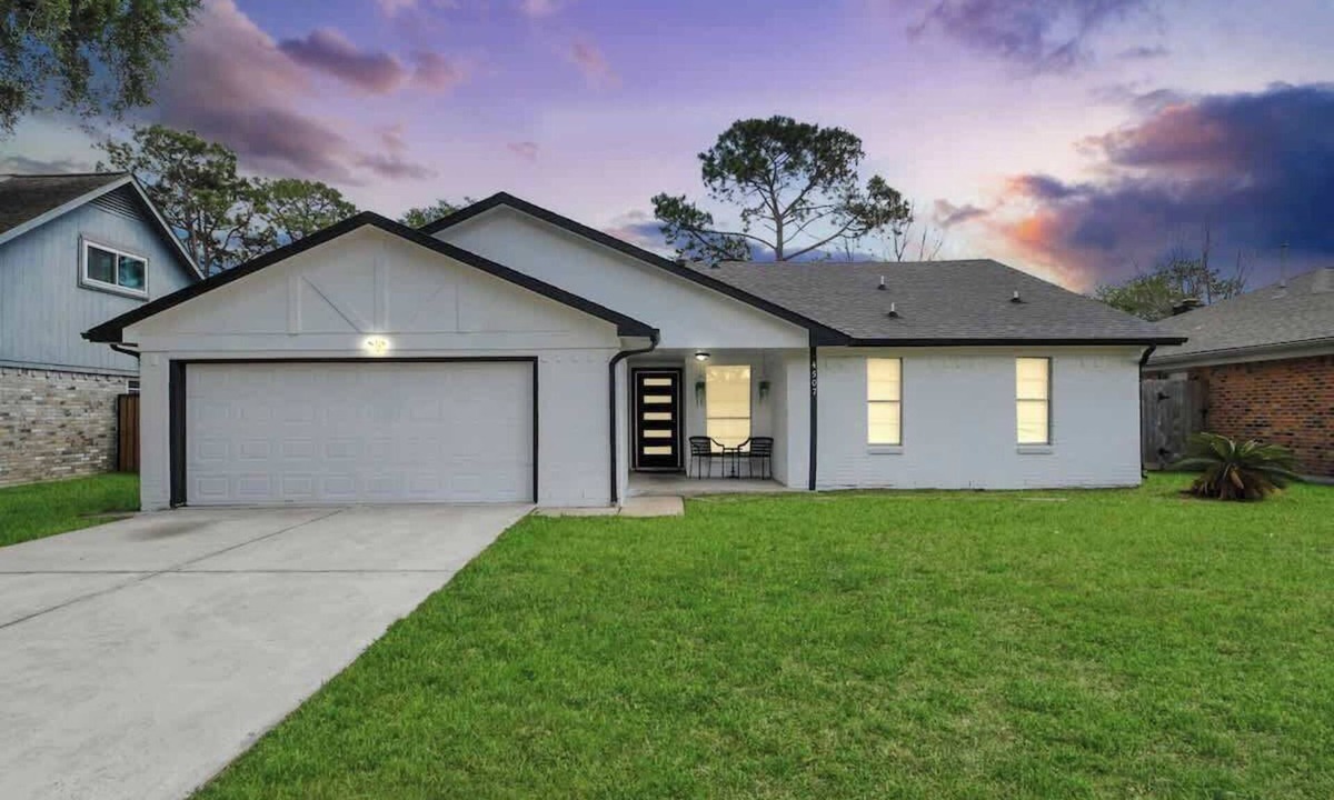 Pasadena House | Modern & Spacious Home | Stylish Design | Parking