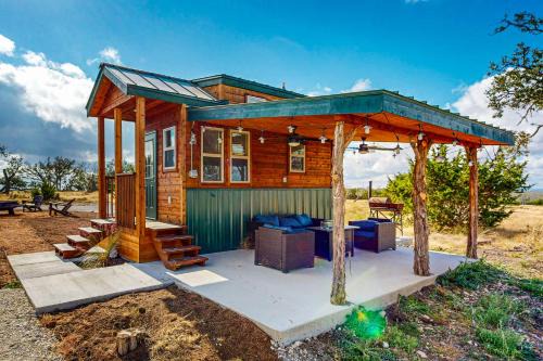Harper Apartment | Modern Tiny House in Hill Country w/Covered Patio