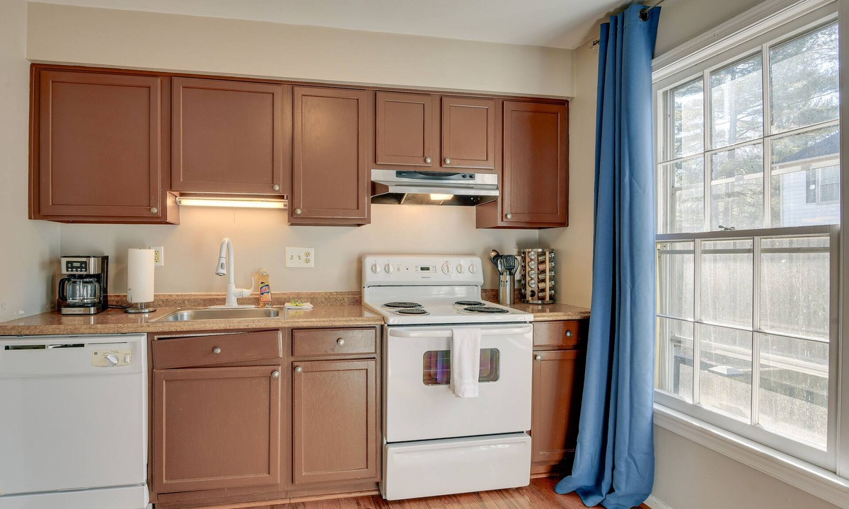 Montgomery Village House | Montgomery Village Townhome w/Patio: 27 Mi to DC!