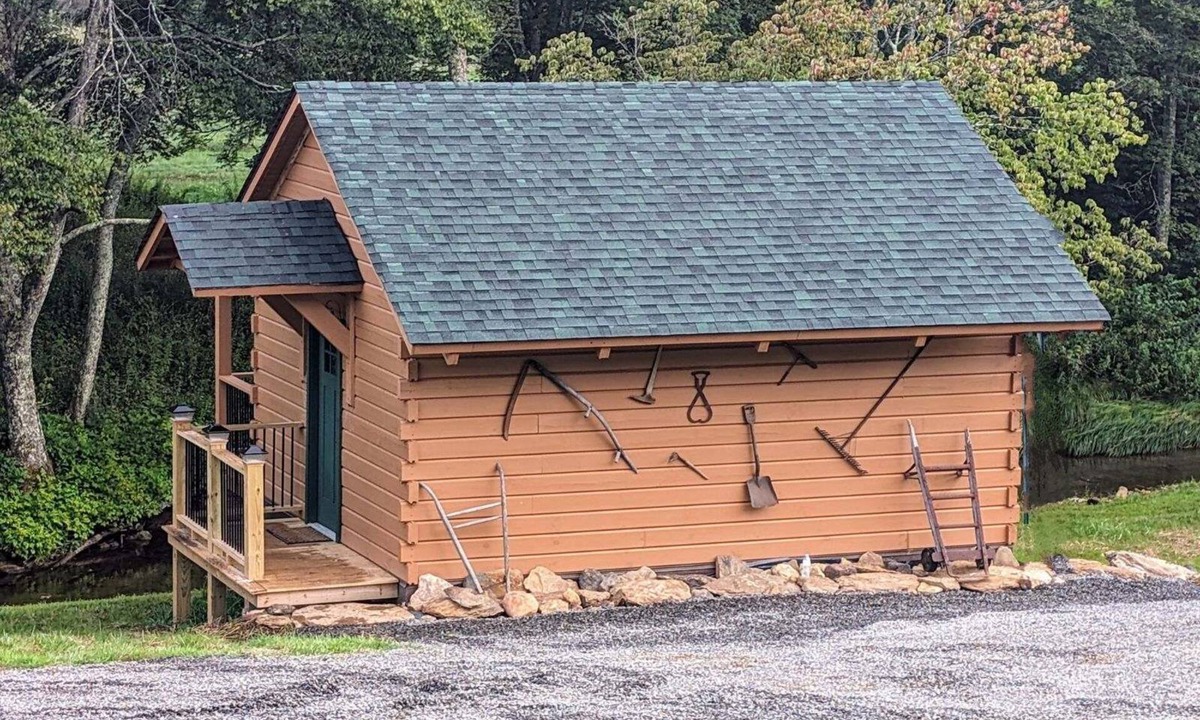 Fancy Gap Cabin | "Moonshine Mansion" Cozy tiny cabin in peaceful Fancy Gap.