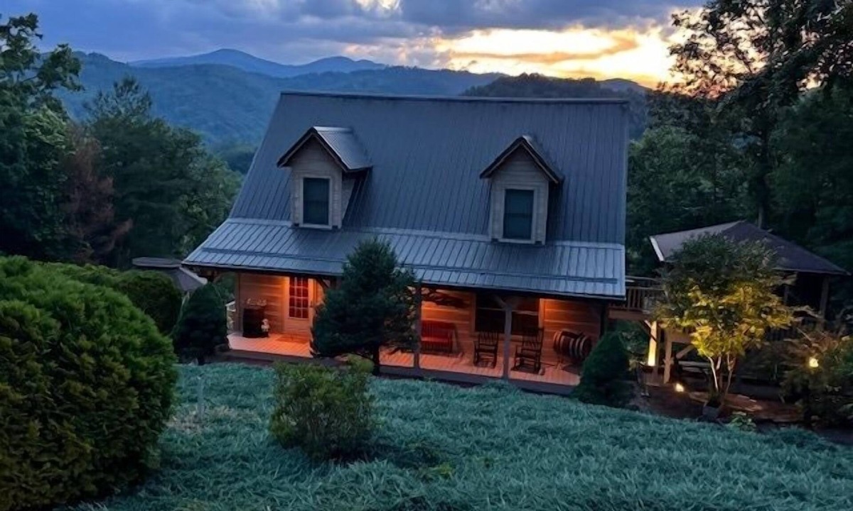 Ferguson Cabin | Mountain Cabin, Screen Porch, Hot Tub, Jacuzzi Tub, WiFi