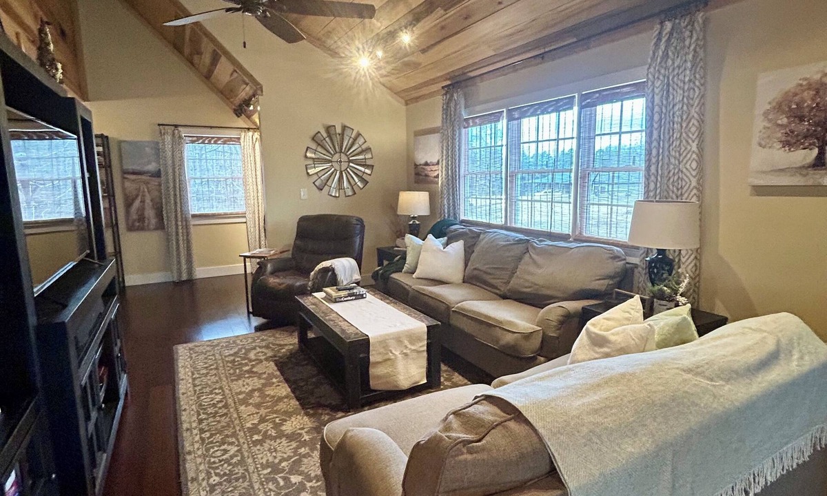 Dawsonville Apartment | Mountain Retreat- 2BR Near Amicalola Falls & Dahlonega Wineries- Sleeps 5