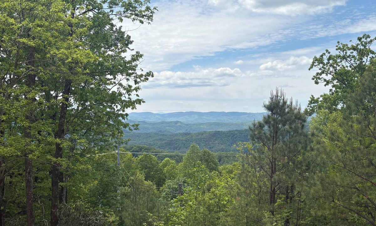Lenoir House | Mountain View Rental 5 minutes to Historic Blowing Rock! Private Hot tub!