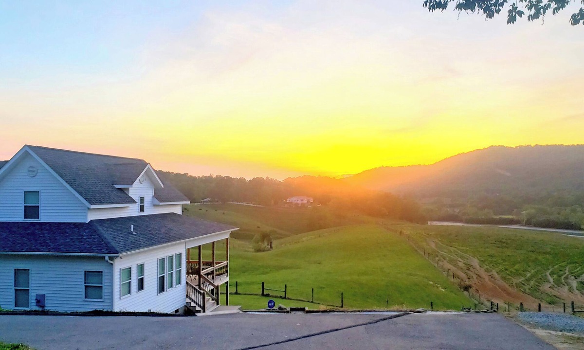 Fletcher House | Mountain Views & Tranquil Surroundings. Hot Tub!