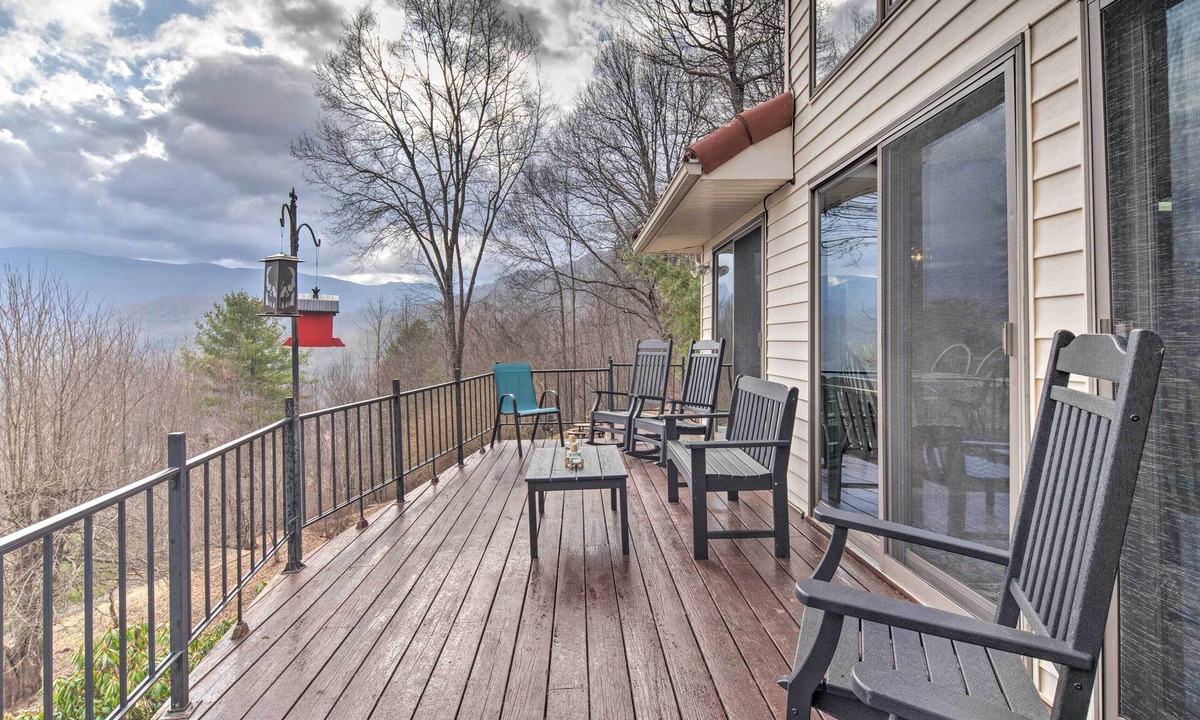 Burnsville Cottage | Mtn-view Burnsville Retreat 24 Mi to Ski Slopes!