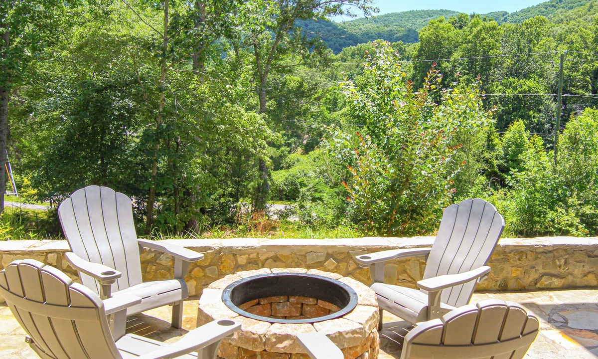 Skyland Cabin | Mtn-View Retreat in Asheville: Great for Groups!