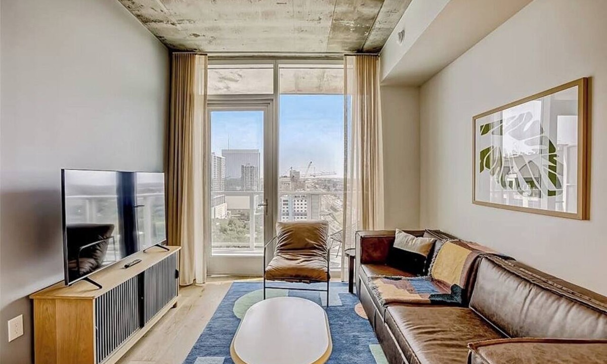 Rainey Street Historic District Condo | Natiivo Austin condo with city-view balcony, rooftop pool & gym