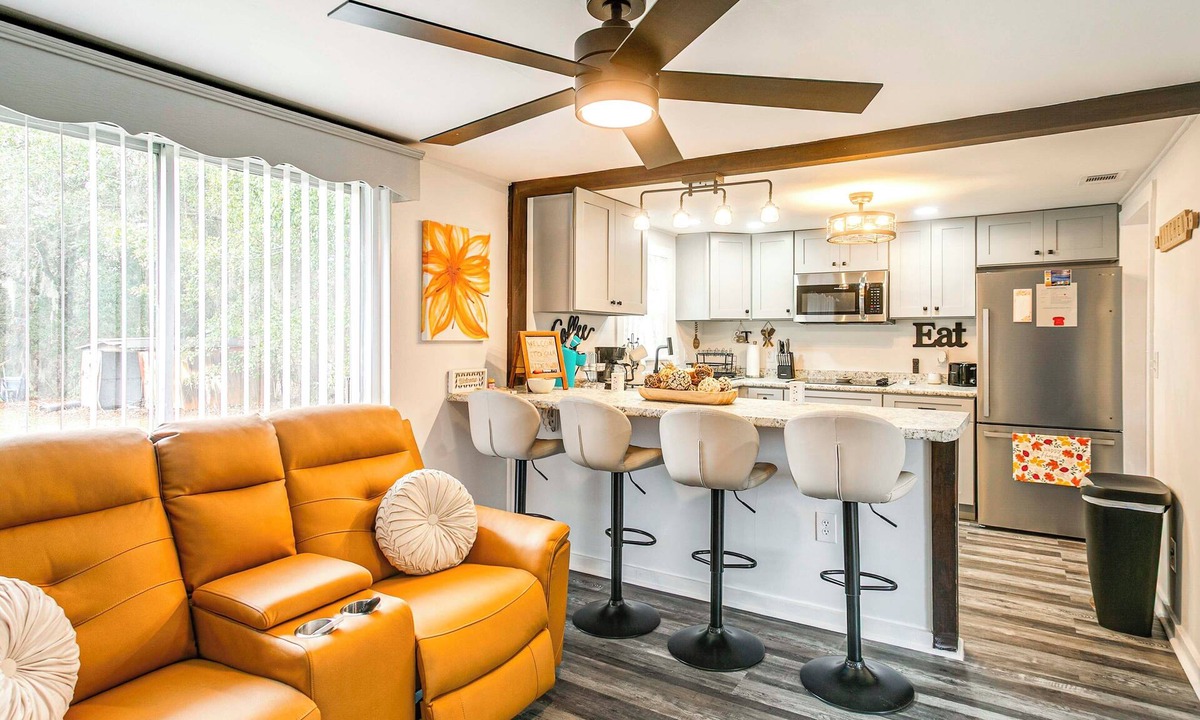 Waycross Cottage | Near Hospital and Restaurants: Quiet & Relaxing