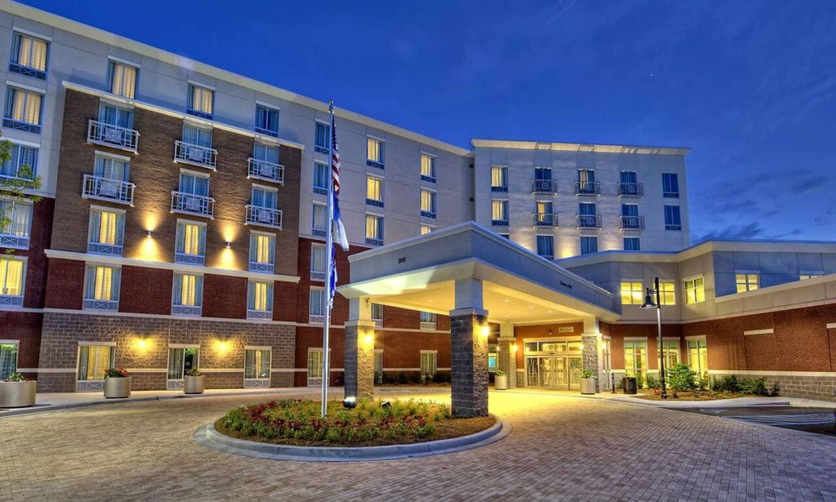 Charleston Hotel | Near Ravenel Bridge | Pool. Bar & Dining