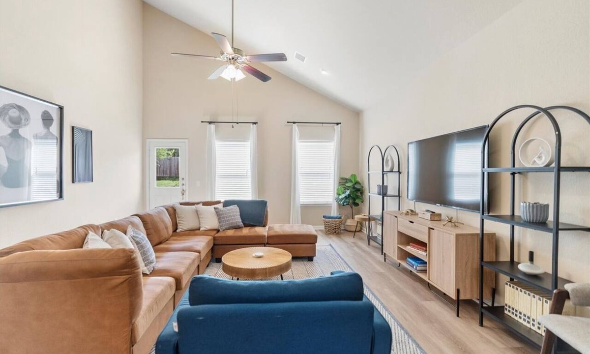 McNeil House | Near Samsung & UT | Moody Concerts + 4BR Stay