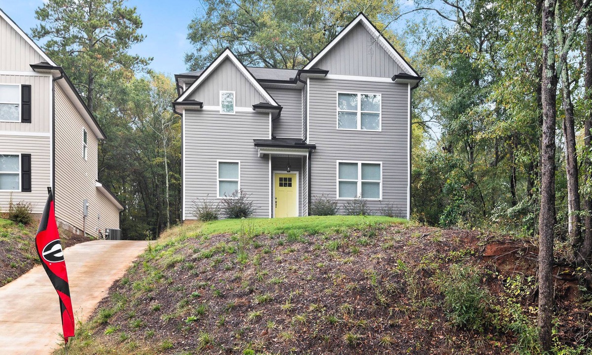 Athens House | NEW! 4 BR 3.5 BA Sleeps 8 5 mins from UGA